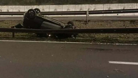 SAOBRAĆAJNA NESREĆA KOD BUBANJ POTOKA Srča razbacana na sve strane, prevrnut automobil (FOTO/VIDEO)