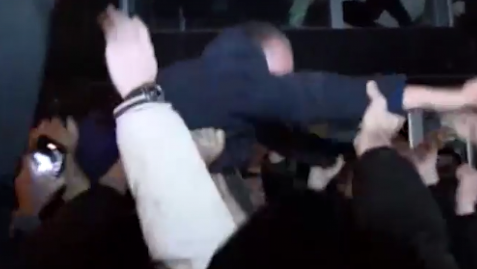 SDP I SNS RAZVALILI U NOVOM PAZARU Ljajića nose na rukama (VIDEO)