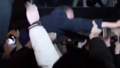 SDP I SNS RAZVALILI U NOVOM PAZARU Ljajića nose na rukama (VIDEO)