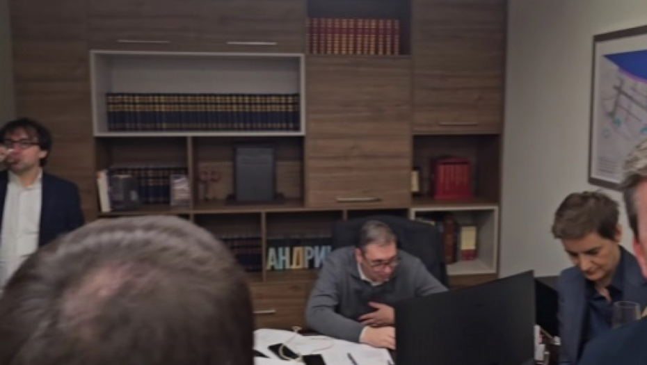 SLAVLJE U IZBORNOM ŠTABU SNS-a Za to vreme, evo šta radi predsednik Vučić (VIDEO)