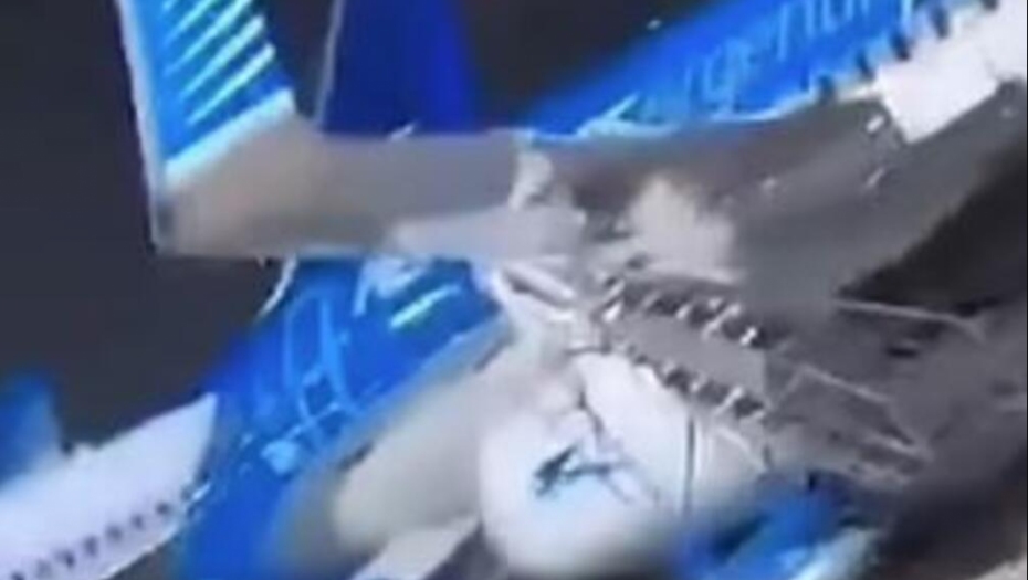 AVION UDARIO U ZGRADU Horor na aerodromu: Olujni vetar prevrnuo letelicu (VIDEO)