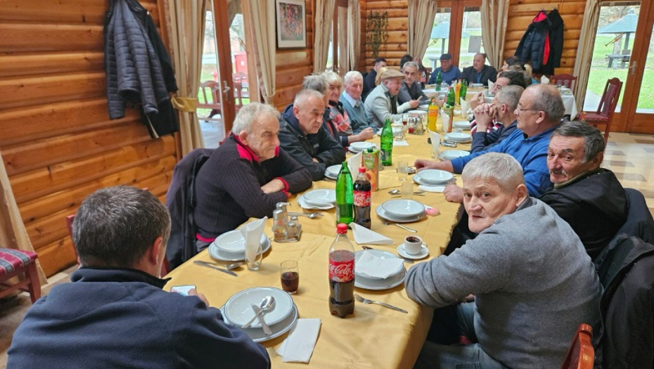 ŠEST MESECI ČUVALI NEBO Spasili na tone voća, sad došlo vreme da odmore (FOTO)