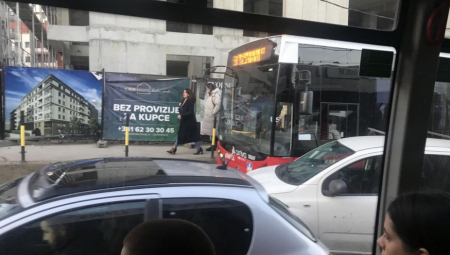 SUDARILI SE AUTOBUS I DVA AUTOMOBILA Saobraćajna nesreća u Požeškoj