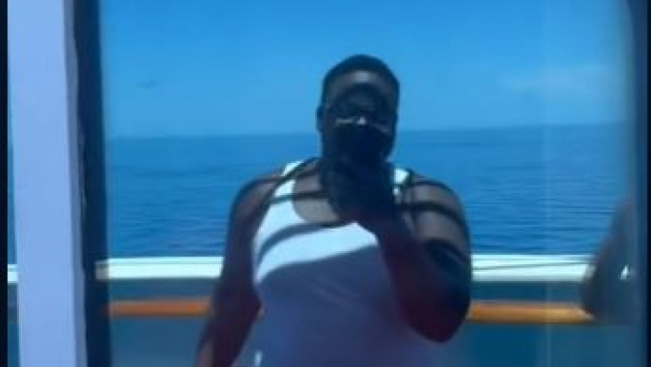 TRI INFARKTA U 2 SEKUNDE Hteo da napravi selfi, a onda se ona pojavila na prozoru (VIDEO)