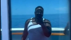 TRI INFARKTA U 2 SEKUNDE Hteo da napravi selfi, a onda se ona pojavila na prozoru (VIDEO)