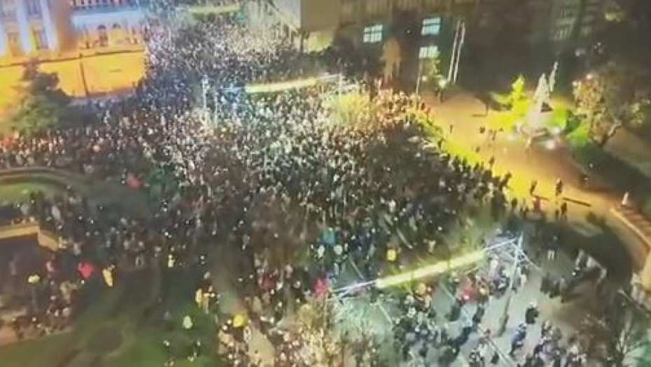 ISPRED RIK-A OKO 1.600 LJUDI Snimak protesta iz drona (VIDEO)