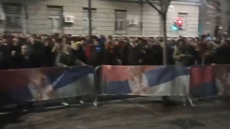 ĐILASOVCI DIVLJAJU ISPRED RIK Lome ogradu, nasrću na trobojku, bacaju toalet papir... (VIDEO)