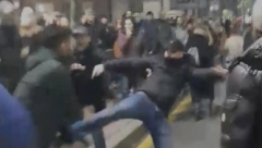 TUČA PRISTALICA OPOZICIJE ISPRED RIK-a Đilasovci se pesniče i prave haos (VIDEO)