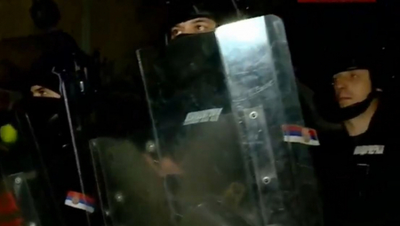 SRAMNO! Brutalno vređaju srpske policajce ispred RIK-a (VIDEO)