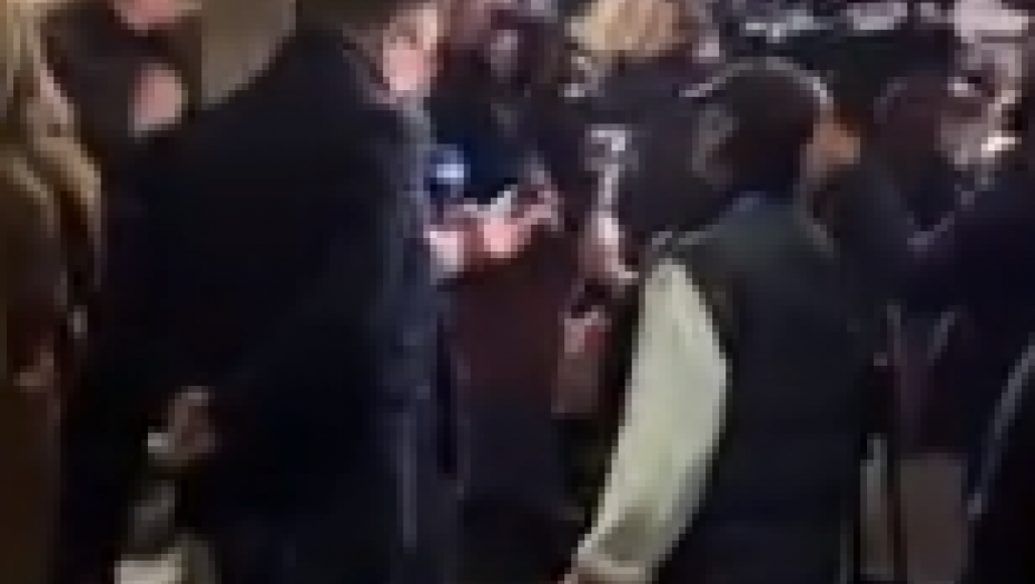 REPORTERKA RT BALKAN POGOĐENA U GLAVU Nasilje pristalica "Srbije protiv nasilja" ispred RIK-a (VIDEO)