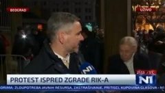 ĐILASOVA POSLANICA POGOĐENA FLAŠOM Haos ispred RIK-a se nastavlja (VIDEO)