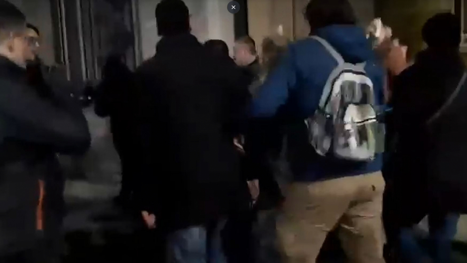HOROR ISPRED RIK-A! Pristalice opozicije pokušale da linčuju Kovačevića, oborili ga na zemlju (VIDEO)
