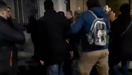 HOROR ISPRED RIK-A! Pristalice opozicije pokušale da linčuju Kovačevića, oborili ga na zemlju (VIDEO)