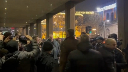 HAOS ISPRED RIK-a! Studenti gađaju zgradu i novinare flašama, traže da uđu unutra! (VIDEO)