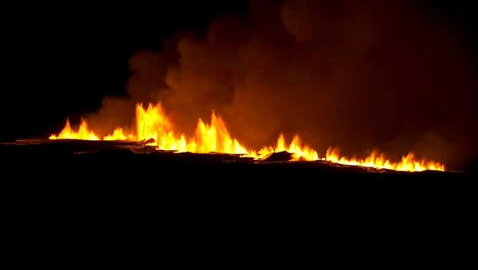 ZASTRAŠUJUĆE! POČELA ERUPCIJA VULKANA NA ISLANDU Ogromna količina užarene magme leti u nebo, "biće ovo duga noć"
