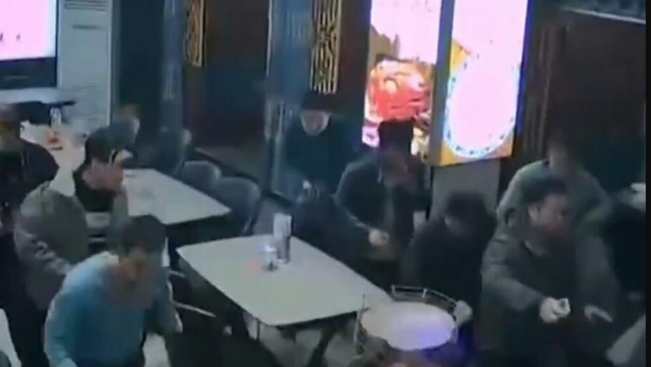 NADZORNE KAMERE SNIMILE HOROR Zidovi se tresu, ljudi u donjem vešu istrčali na -13 stepeni (VIDEO)