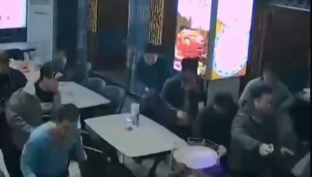 NADZORNE KAMERE SNIMILE HOROR Zidovi se tresu, ljudi u donjem vešu istrčali na -13 stepeni (VIDEO)