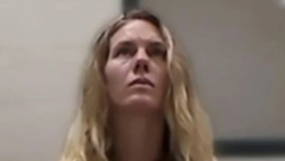 DAVALA SAVETE O RODITELJSTVU, A IZGLADNJIVALA DECU Sin pobegao i od komšija tražio hranu i vodu