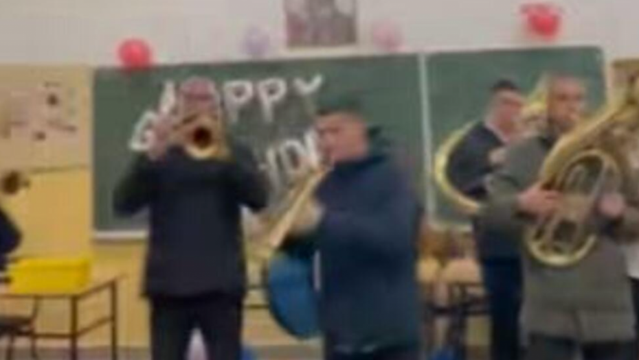 SVAKA ČAST! Đaci oduševili postupkom, pogledajte kakvo iznenađenje su priredili razrednom (VIDEO)