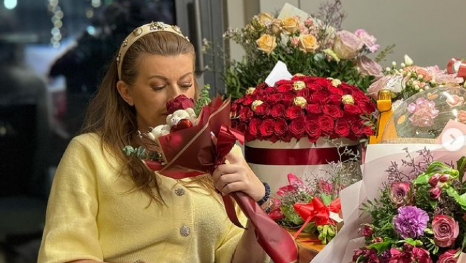 SLAVLJE U DOMU VIKI MILJKOVIĆ, A NIJE SVETI NIKOLA Pevačici čestitaju sa svih strana, među prvima joj se javila kuma Anastasija Ražnatović