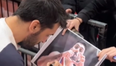 FAKU PONOVO U ARENI Kampaco se grlio sa Mitrovićem, delio autograme... (VIDEO)