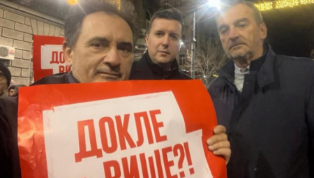 BOŽA DERIKOŽA UZ OPOZICIJU: Direktno sa tetkinog kauča na protest opozicije