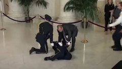 ŠOK UŽIVO, PRIPADNICA POČASNE GARDE SAMO PALA Stropoštala se pored kovčega, kamere sve snimile