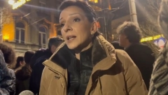 U NJIH SE MARINIKA KUNE! Tepićka dovela Antifu da pravi haos ispred RIK!