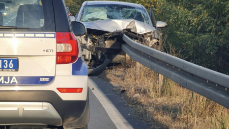 PRAVA SREĆA DA JE VOZAČ OSTAO ŽIV! Metalna konstrukcija prošla kroz čitav auto: Teški udes na auto-putu kod Lapova