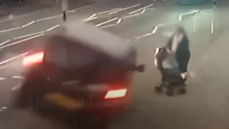 PRAVO JE ČUDO DA SU PREŽIVELE! Majka gurala bebu u kolicima kada je automobil naleteo na njih, kamera sve zabeležila (VIDEO)