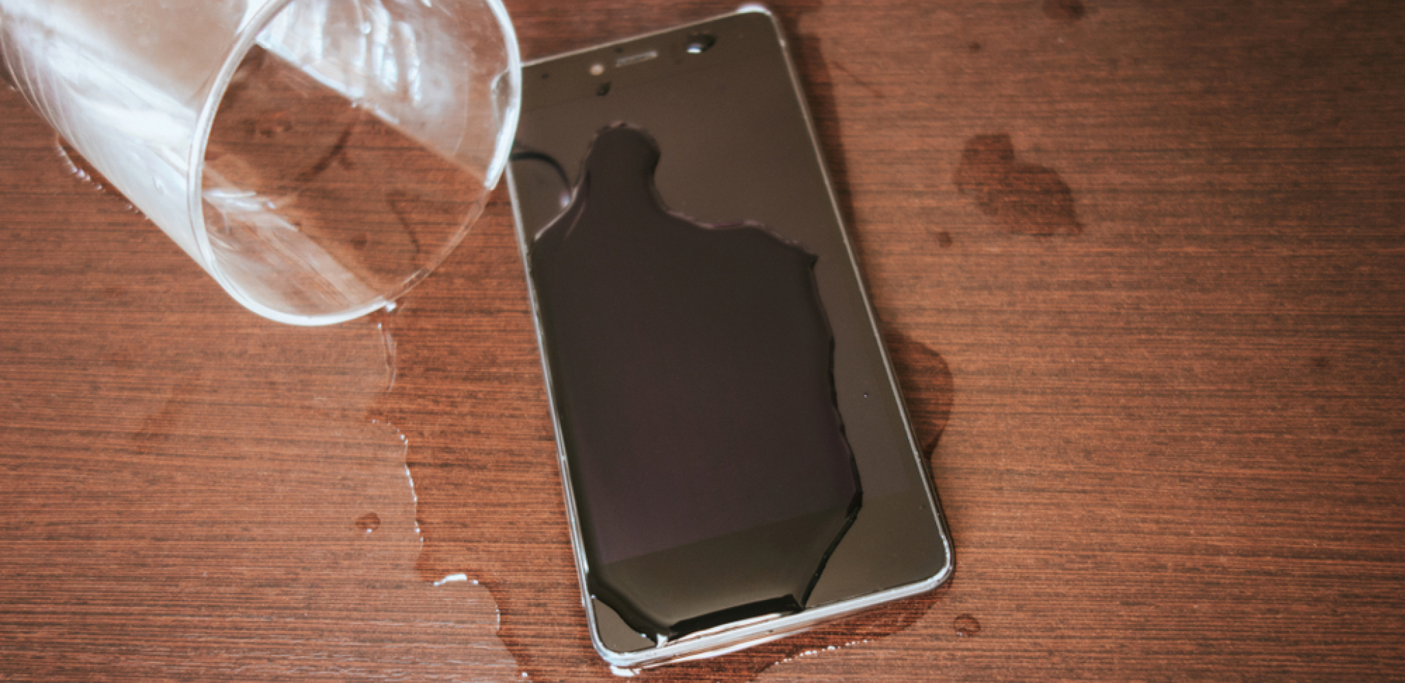 OVO NIKAKO NE SMETE DA URADITE AKO VAM TELEFON UPADNE U VODU Proizvođači mobilnih telefona savetuju: Evo da li trik sa PIRINČEM zaista uspeva