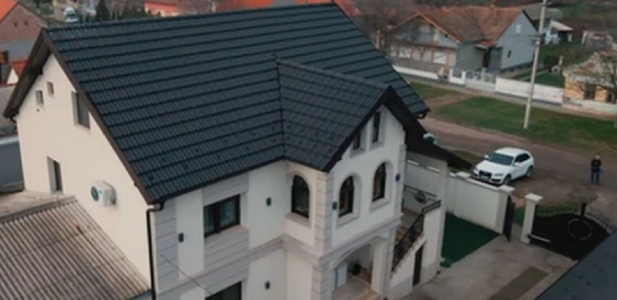 KUĆA CECINIH PRIJATELJA U TITELU ODIŠE LUKSUZOM Kristalni lusteri i mermerni pod, a evo kako je nekada izgledala!