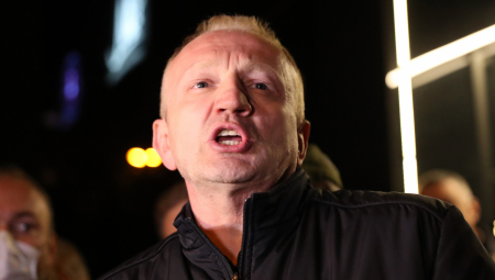 ĐILAS OPET ZLOUPOTREBLJAVA TRAGEDIJU: Šta će policajac ispred „Ribnikara“, zabranite rijalitije i Vučića!