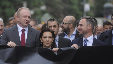 OVI SU BAŠ UPORNI Jedna ambasada opet hoće da spoji posvađane opozicionare, a NIJE AMERIČKA