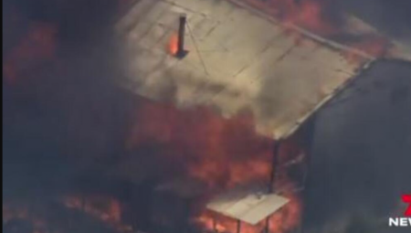 VATRA GUTA ZGRADE, PLAMEN SE ŠIRI Horor u Australiji, požar se nekontrolisano širi (VIDEO)