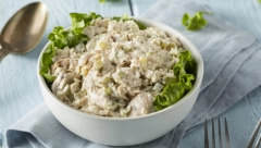 PILEĆA SALATA SA KIKIRIKIJEM Neodoljiv i pikantan ukus koji će vas dugo držati sitim
