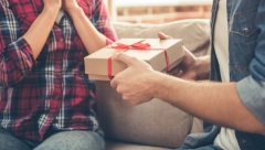 KUPIO DECI BOŽIĆNE POKLONE, PA NAPRAVIO HAOS! Kada je bivša žena otvorila kutiju, samo što se nije onesvestila