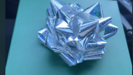 OTVORIO POKLON, PA POBESNEO Učestvovao u igri: "Tajni Deda Mraz" i doživeo totalno razočarenje (VIDEO)