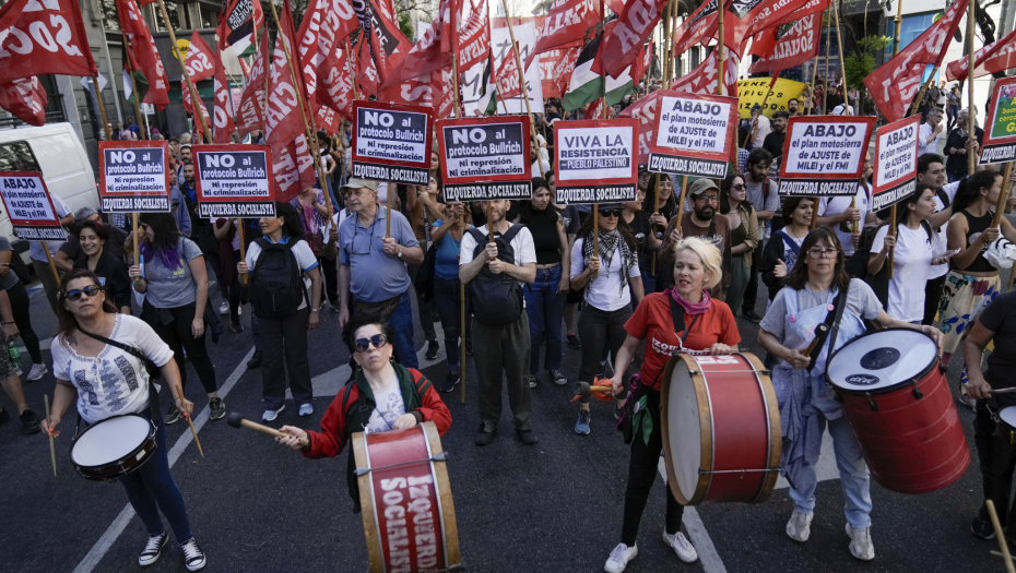 ARGENTINA GORI, HILJADE LJUDI NA ULICAMA Počeli protesti zbog mera štednje nove vlade (FOTO)