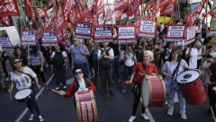 ARGENTINA GORI, HILJADE LJUDI NA ULICAMA Počeli protesti zbog mera štednje nove vlade (FOTO)