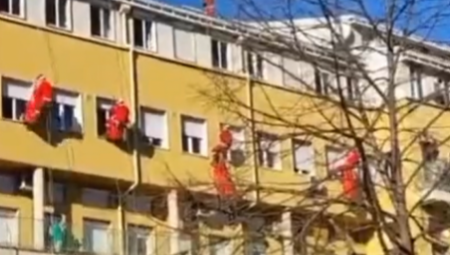 DANAS NEĆETE VIDETI NIŠTA LEPŠE Prizor koji tera suze na oči - Deda Mrazovi se spustili sa krova Tiršove i dali paketiće mališanima (VIDEO)