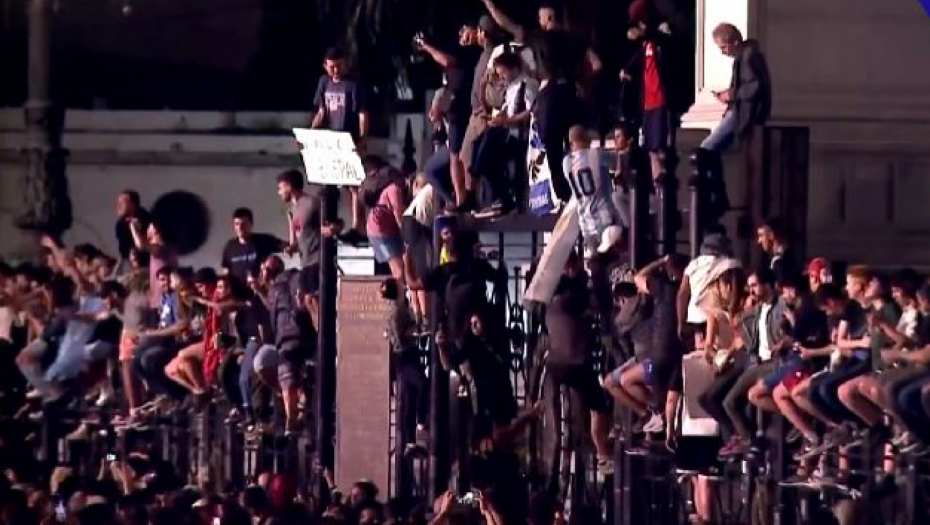POBUNA PROTIV MILEJA! Desetine hiljada Argentinaca izašlo na ulice! (VIDEO)