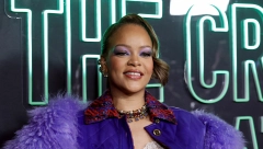 ŽENE VOLE DIJAMANTE Rijana prošetala crvenim tepihom u ljubičastom autfitu uz ogrlicu vrednu 100.000 dolara