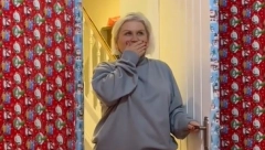 NIKAD LEPŠE IZNENAĐENJE ZA MAMU Sin je kupio 114 rolni ukrasnog papira i priredio porodici novogodišnju bajku