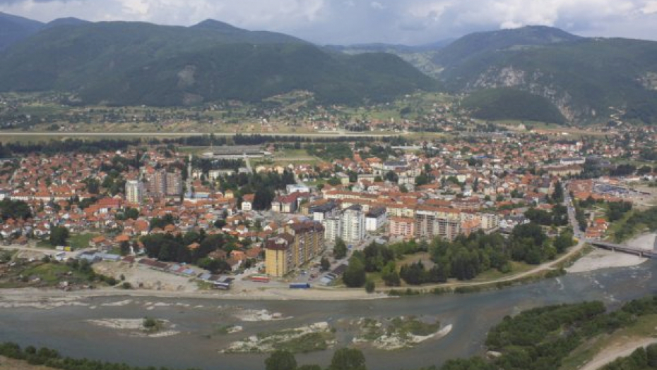 O ČEMU BRUJI CELA CRNA GORA Na ulazu u vrtić u Beranama radnici postavili direktorku od kartona u prirodnoj veličini