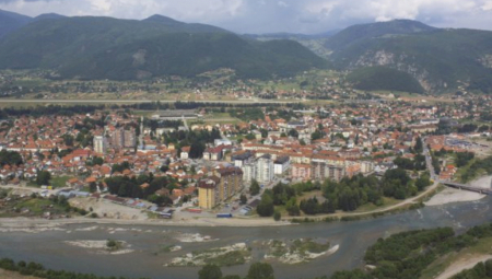 O ČEMU BRUJI CELA CRNA GORA Na ulazu u vrtić u Beranama radnici postavili direktorku od kartona u prirodnoj veličini