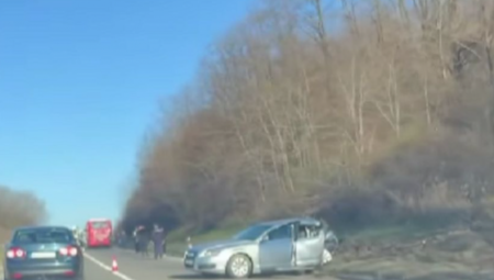 AUTOBUS UDARIO U AUTO, PA POKOSIO PEŠAKA Žena umrla, muškarac kritično: Jeziv snimak sa sa lica mesta (VIDEO)