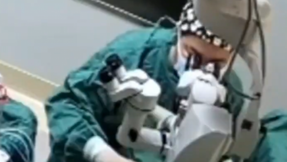 HIRURG TOKOM OPERACIJE UDARAO PACIJENTKINJU Isplivao jeziv snimak iz sale (VIDEO)