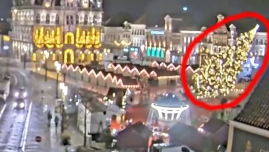 NOVOGODIŠNJA JELKA UBILA ŽENU! Ogromno stablo pala na troje ljudi (VIDEO)