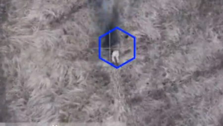 SNIMLJENO KRVOPROLIĆE  Rusi bacaju bombe na ukrajinsku živu silu (UZNEMIRUJUĆI VIDEO)